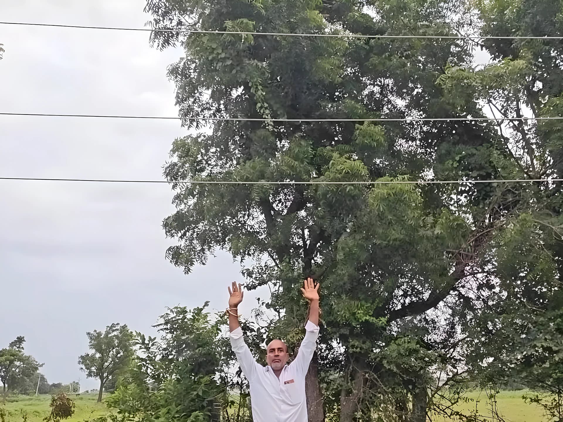 ప్రమాదకరంగా కరెంట్ తీగలు.. రైతుల ఆందోళన