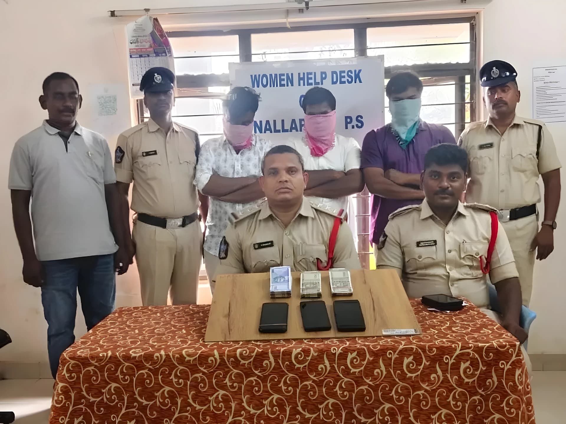 నిర్మానుష్య ప్రాంతానికి రప్పించి నగదు వసూలు