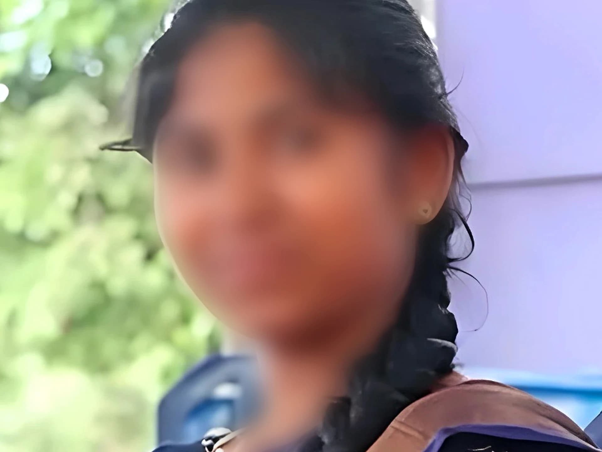 పారిశుధ్య కార్మికురాలిపై పెట్రోల్ దాడి