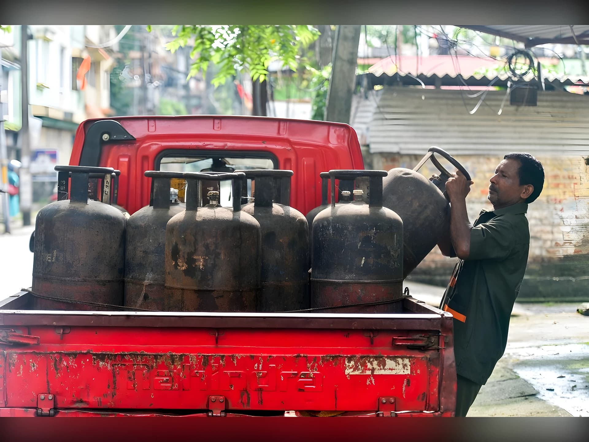 Commercial Cylinder ధరలు ఎందుకు పెరిగాయి?