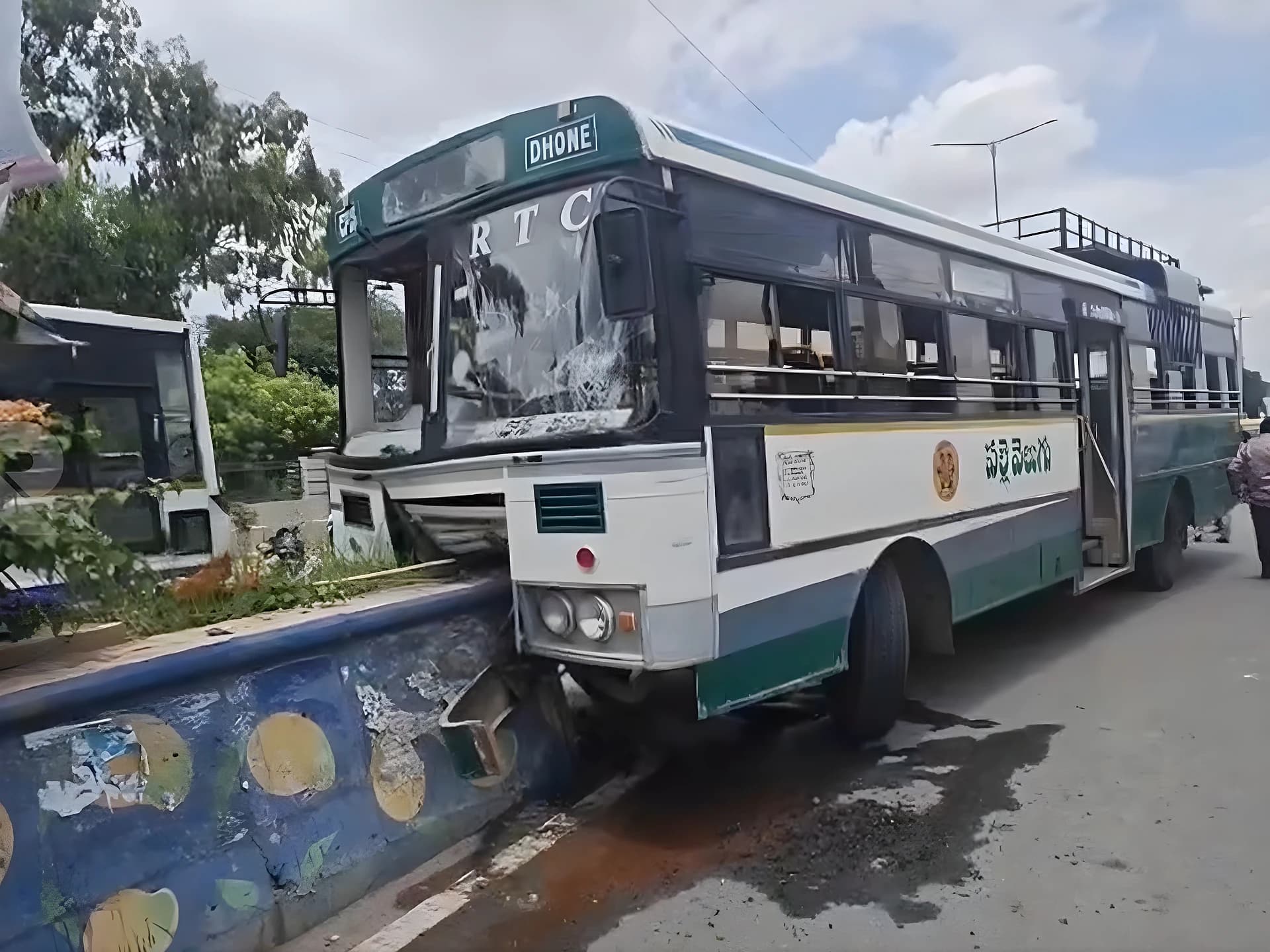 డివైడర్ను ఢీకొన్న RTC బస్సు.. ప్రయాణికులకు గాయాలు