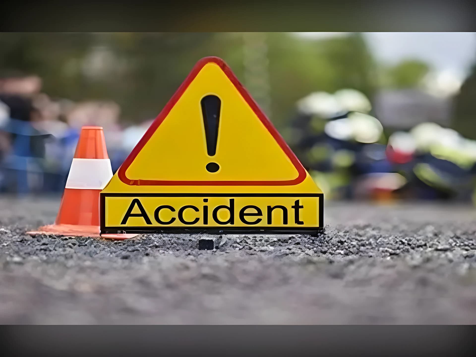 లారీని ఢీకొట్టిన ప్రైవేట్ బస్సు