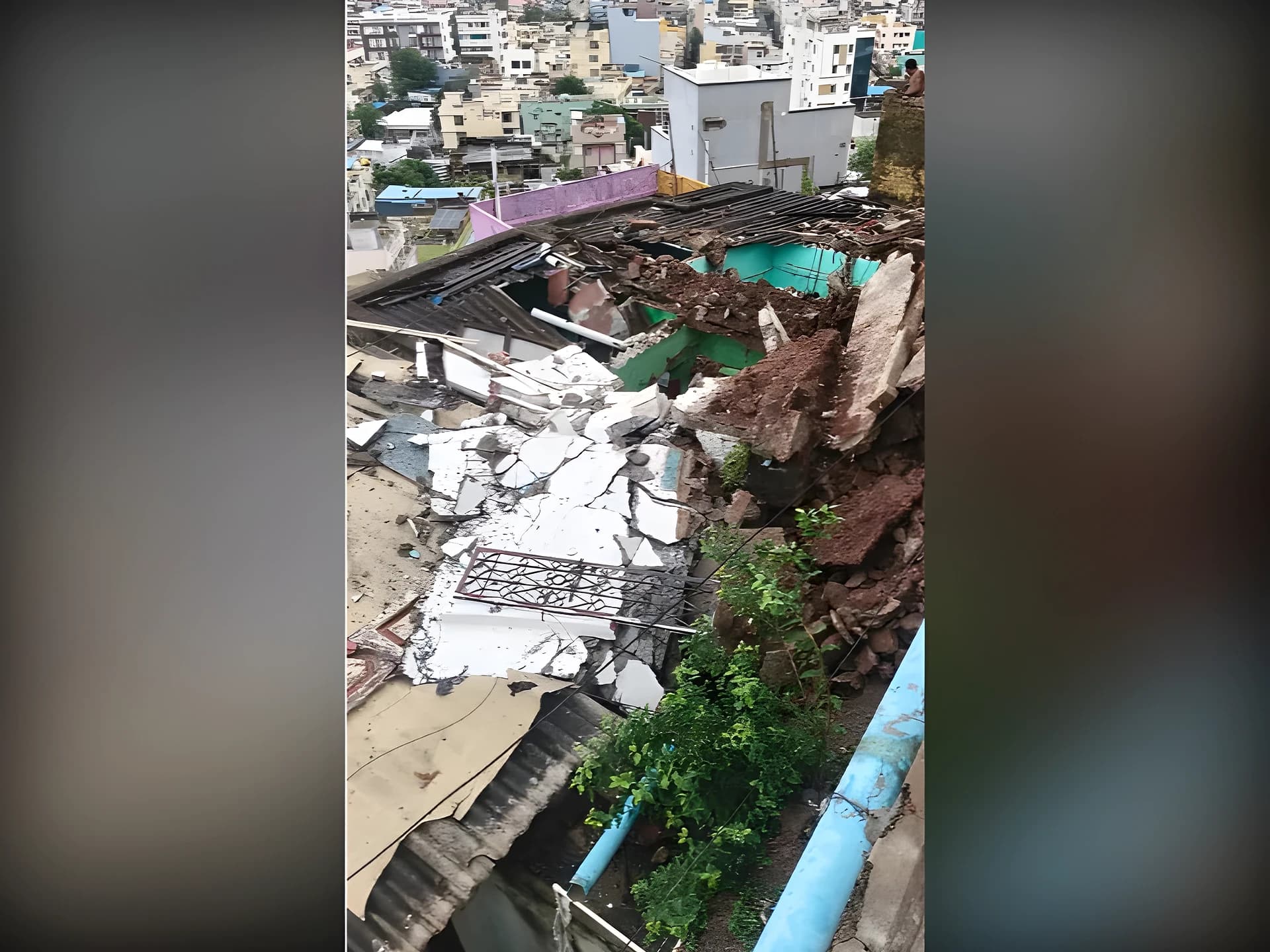 విజయవాడలో ప్రహరీ గోడ కూలి.. మూడు ఇళ్లు ధ్వంసం!