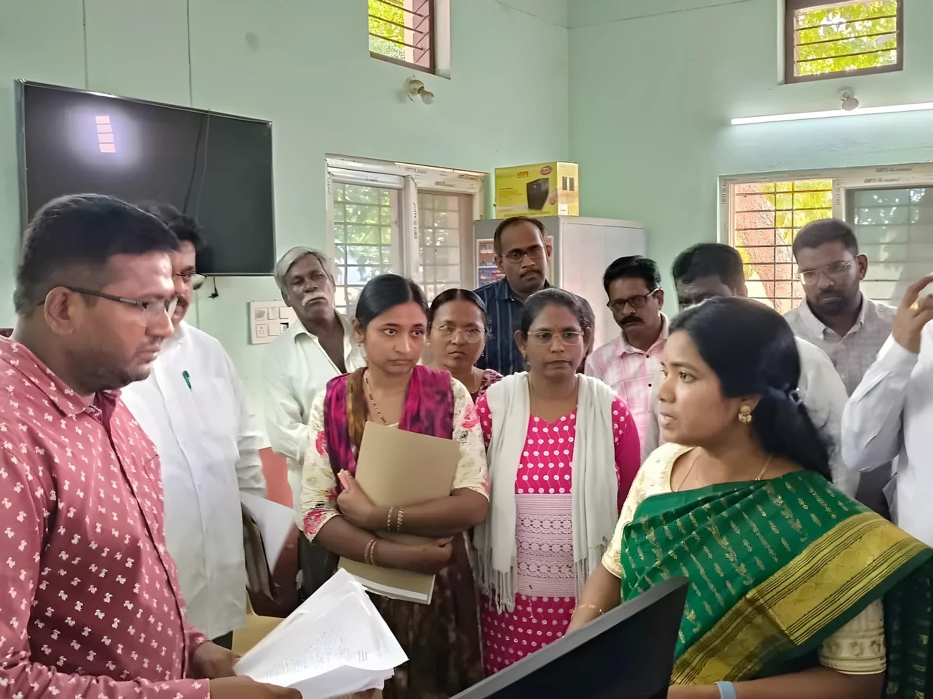 పెండింగ్ దరఖాస్తులపై కలెక్టర్ కీలక ఆదేశాలు