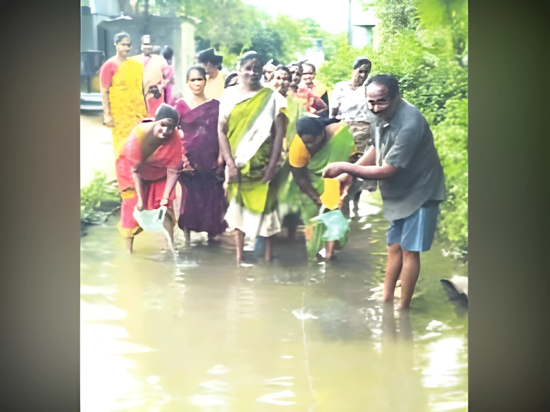 రోడ్డుపై నిలిచిన నీటిలో చేపలు వదిలి నిరసన