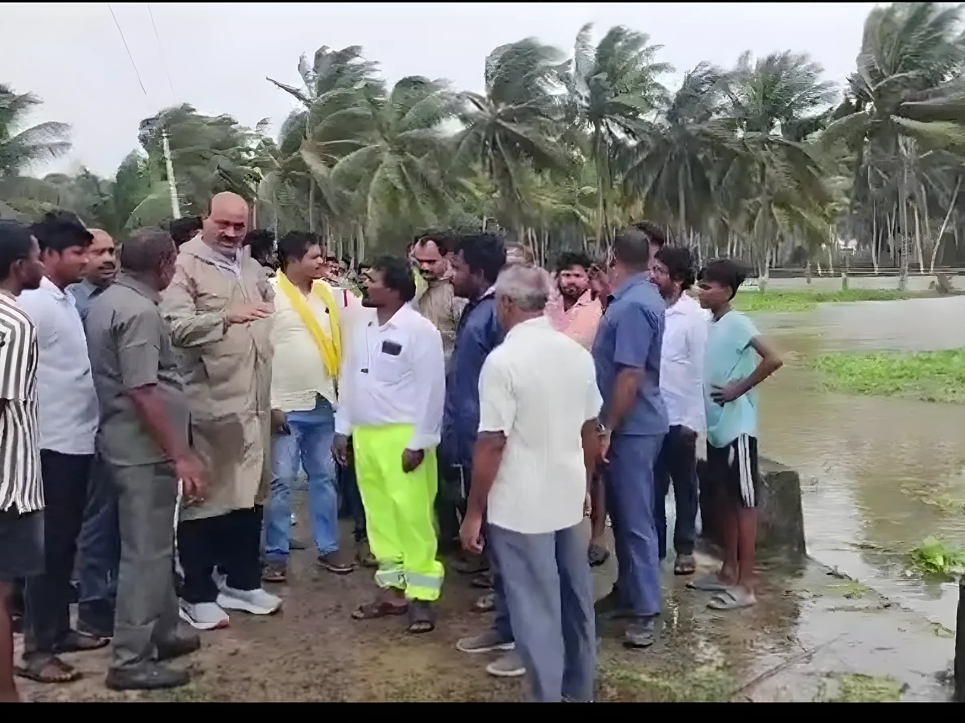 ముంపు ప్రాంతాల్లో మంత్రి పర్యటన