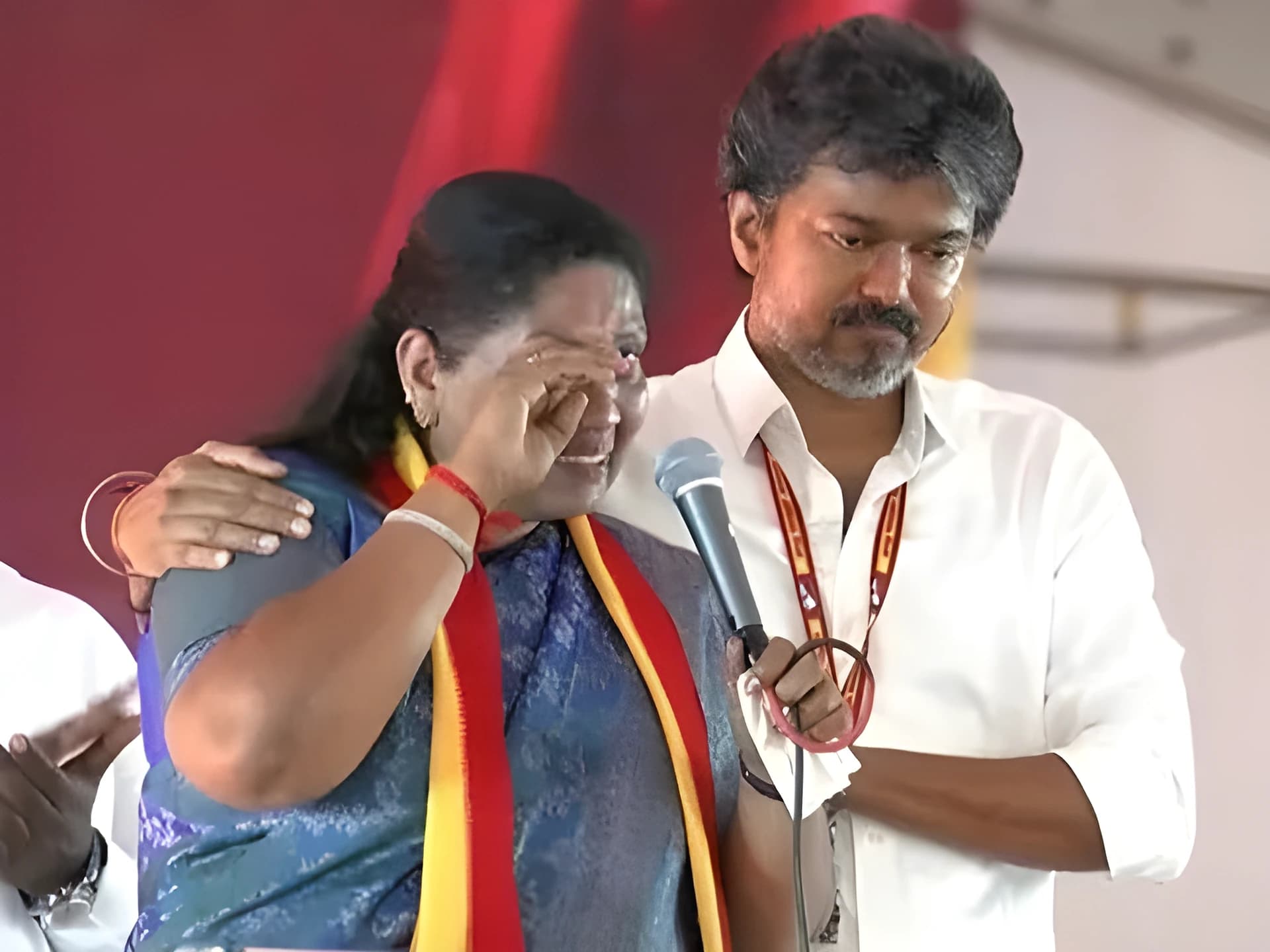 కన్నీళ్లు పెట్టుకున్న మహిళా క్యాండిడేట్.. ఓదార్చిన CM విజయ్!