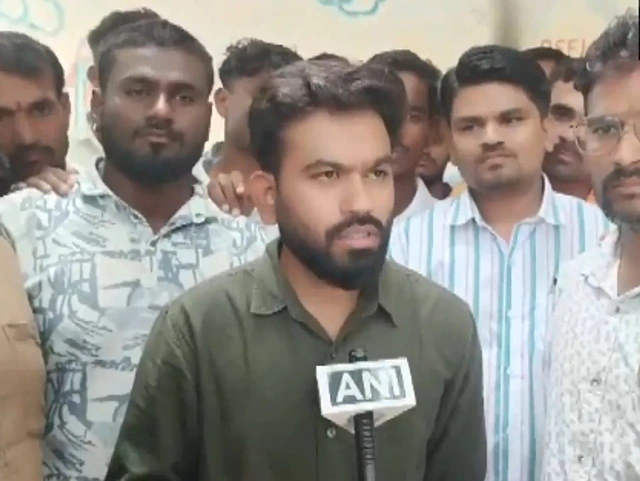 "EVMs వద్దు": అభిజీత్ దీప్కే
