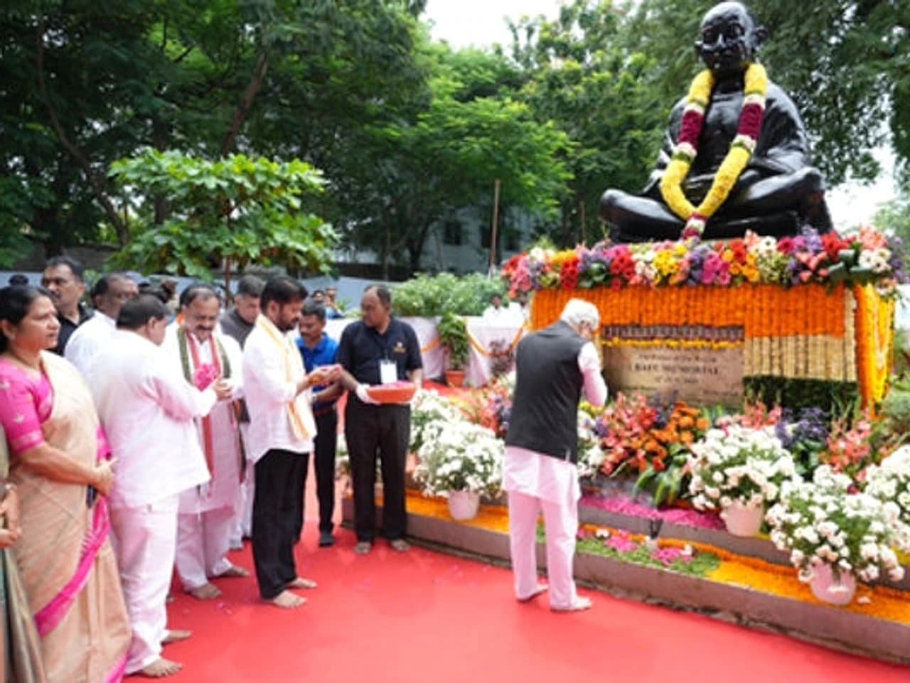 బాపూఘాట్లో గాంధీకి నివాళులు