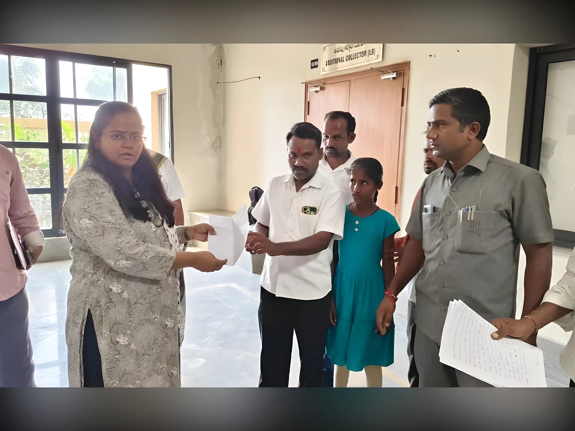 ఆకులు తినిపించిన టీచర్
