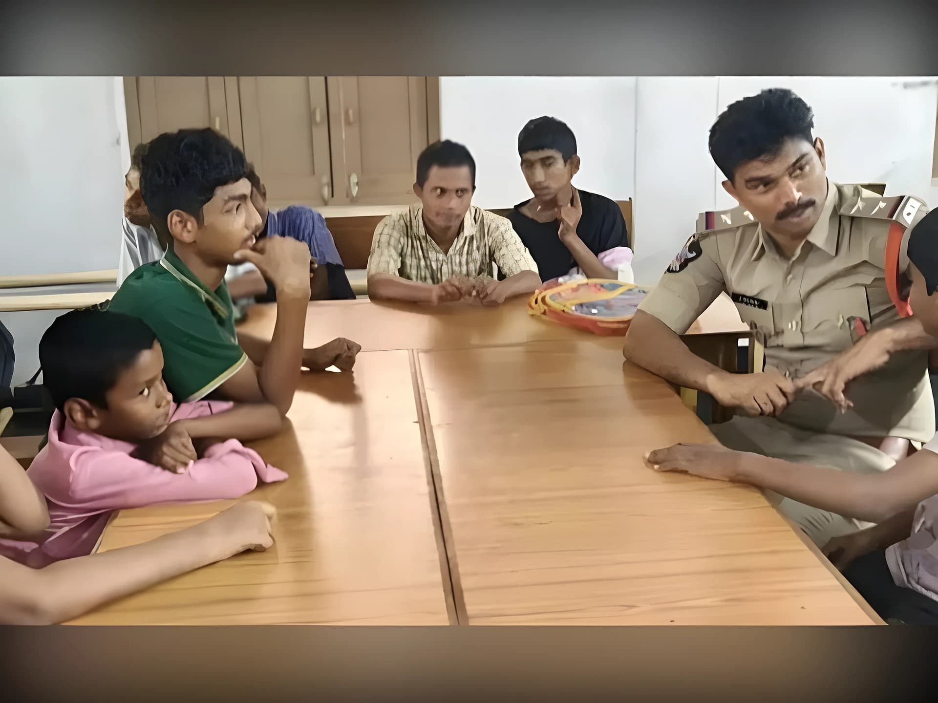 స్కూల్లో SI.. పిల్లలతో సరదా ముచ్చట్లు