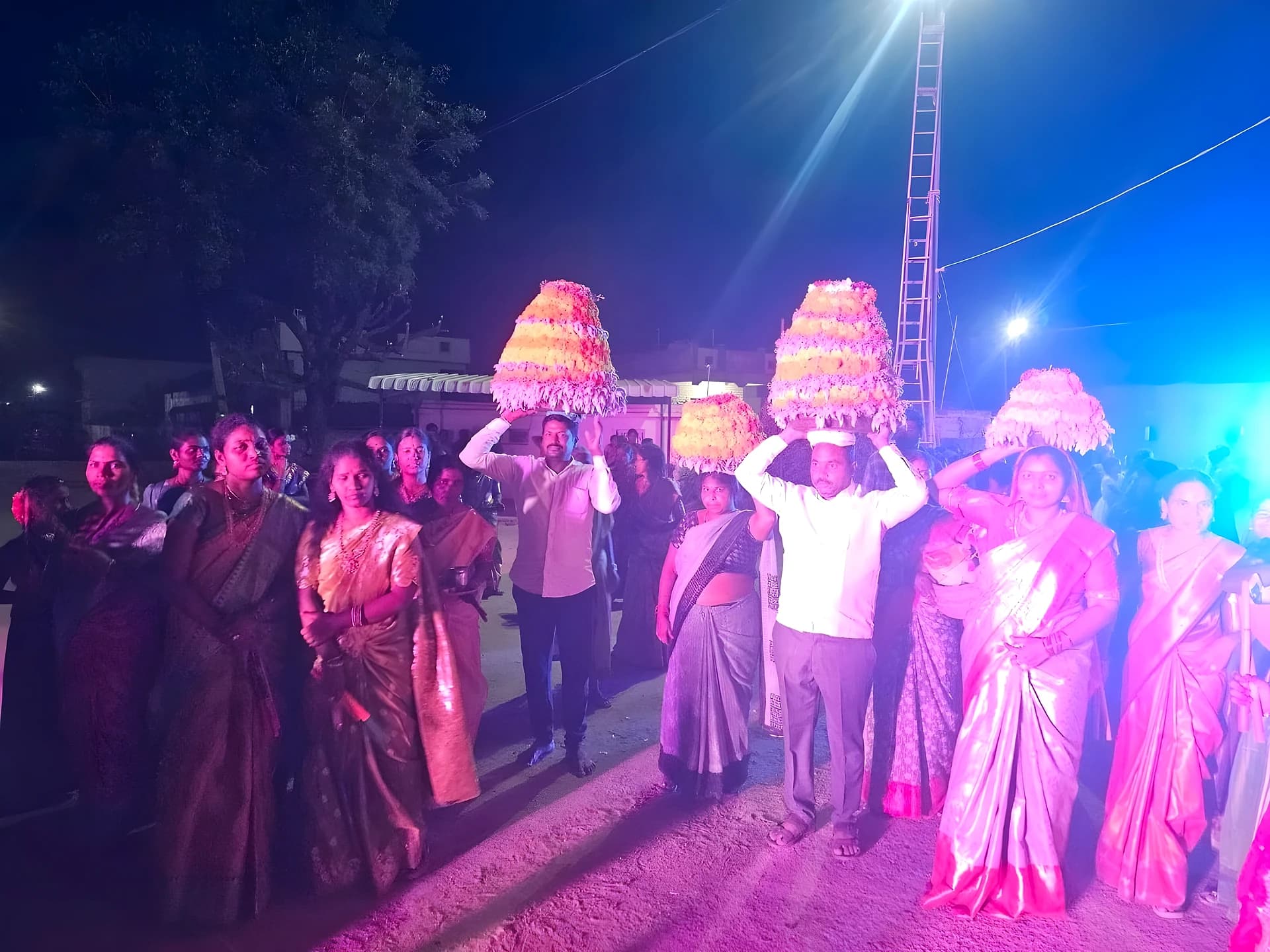 ఆష్ఠ గ్రామంలో ఘనంగా బతుకమ్మ వేడుకలు