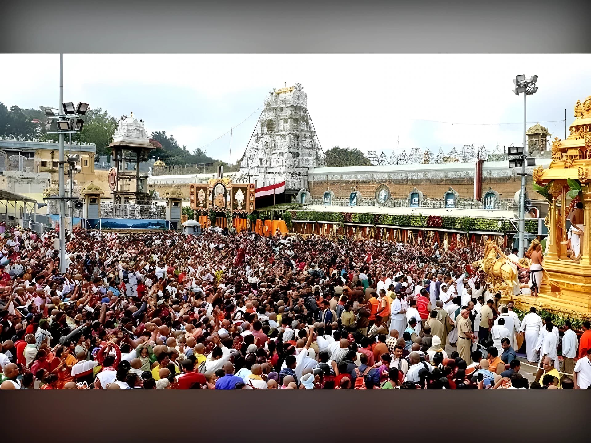 శ్రీవారి సర్వదర్శనానికి 12 గంటలు