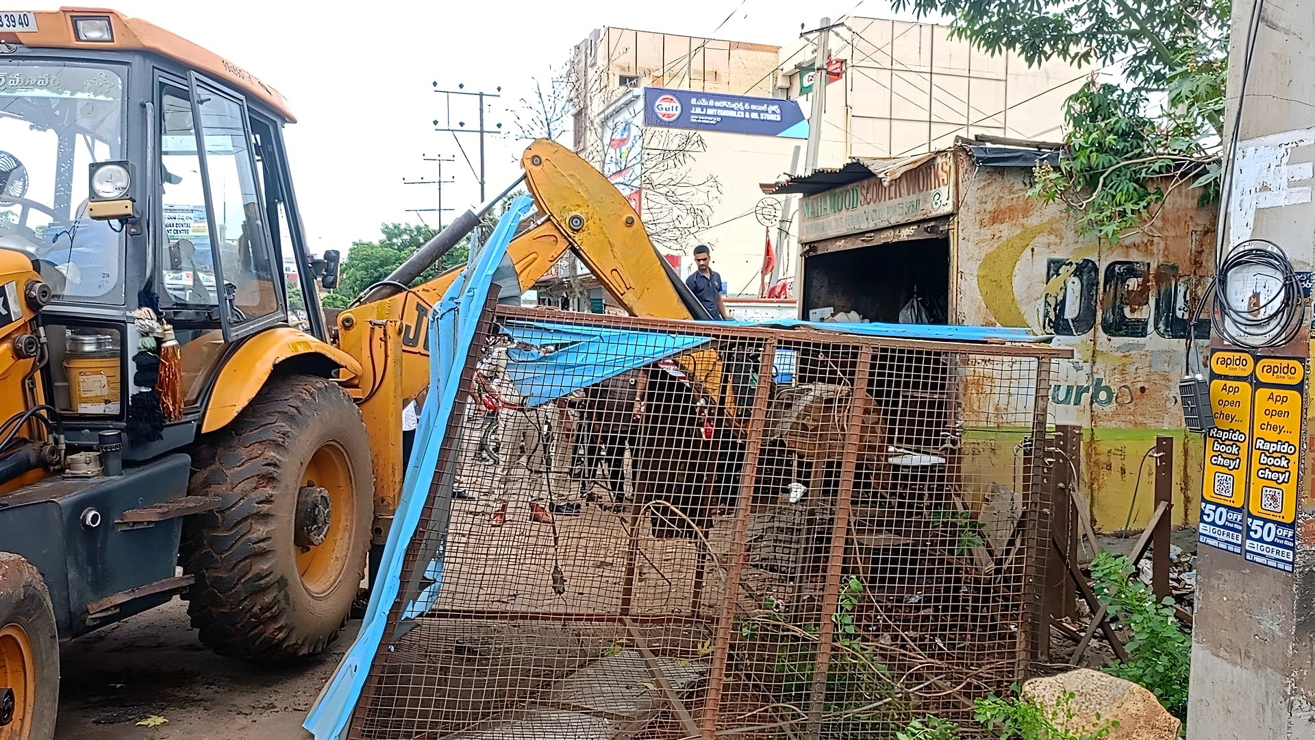 డబ్బాలు తీశారు.. దుకాణాలు వదిలేశారు