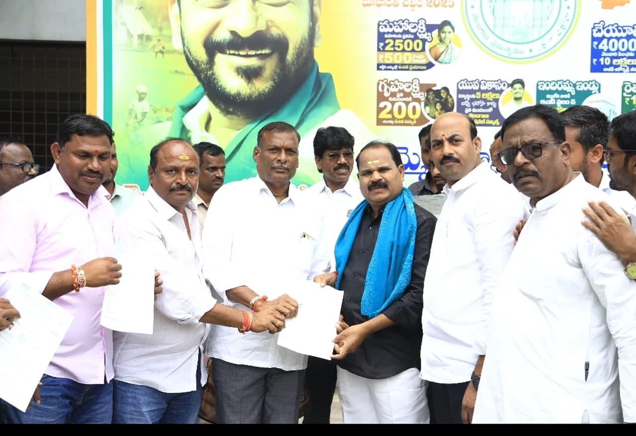 ప్రభుత్వ పథకాలపై అపోహలు సృష్టిస్తున్నారు: ఎమ్మెల్యే