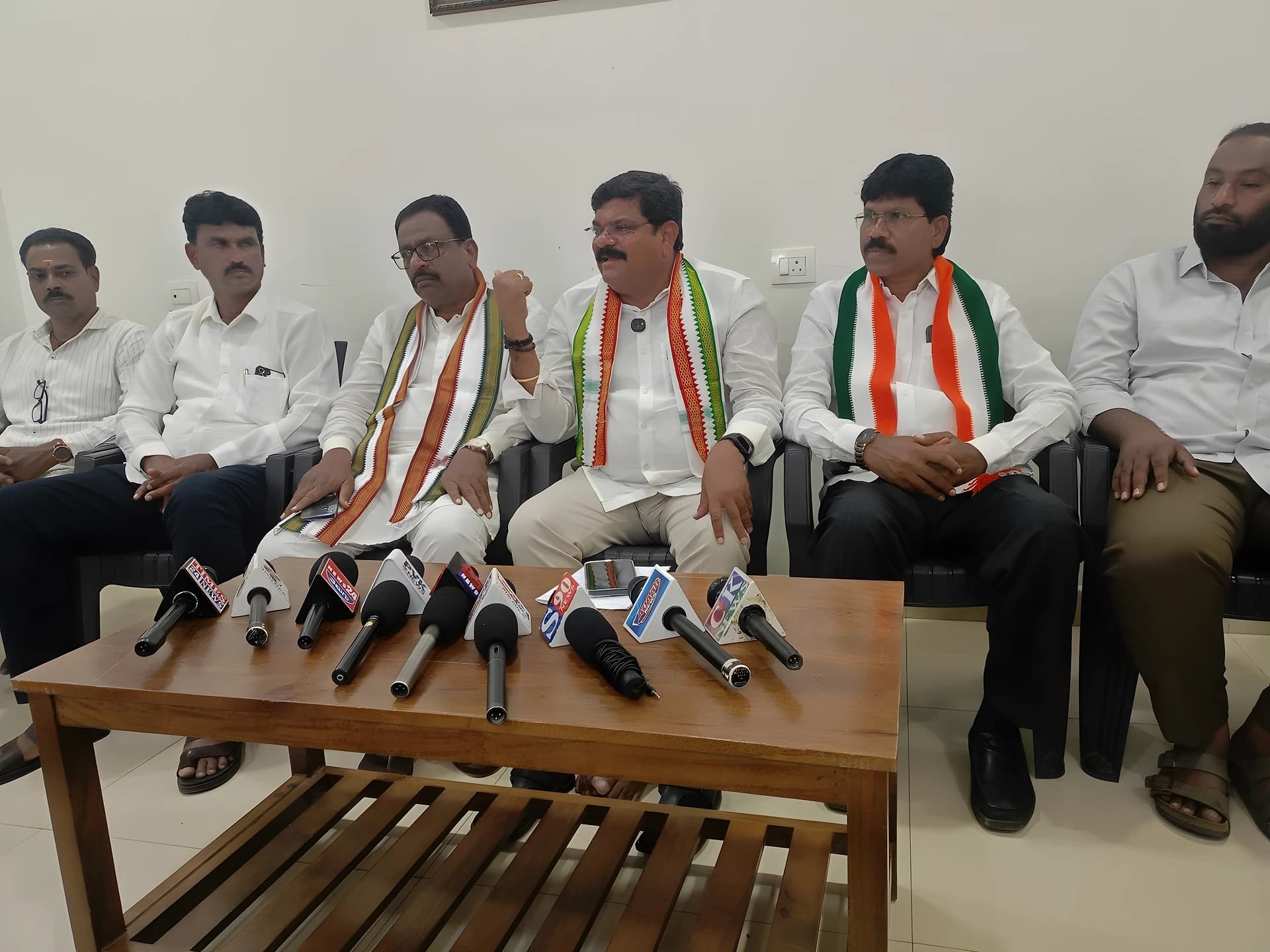 ప్రజాసంఘాల తీరుపై కాంగ్రెస్ నేతల ఫైర్