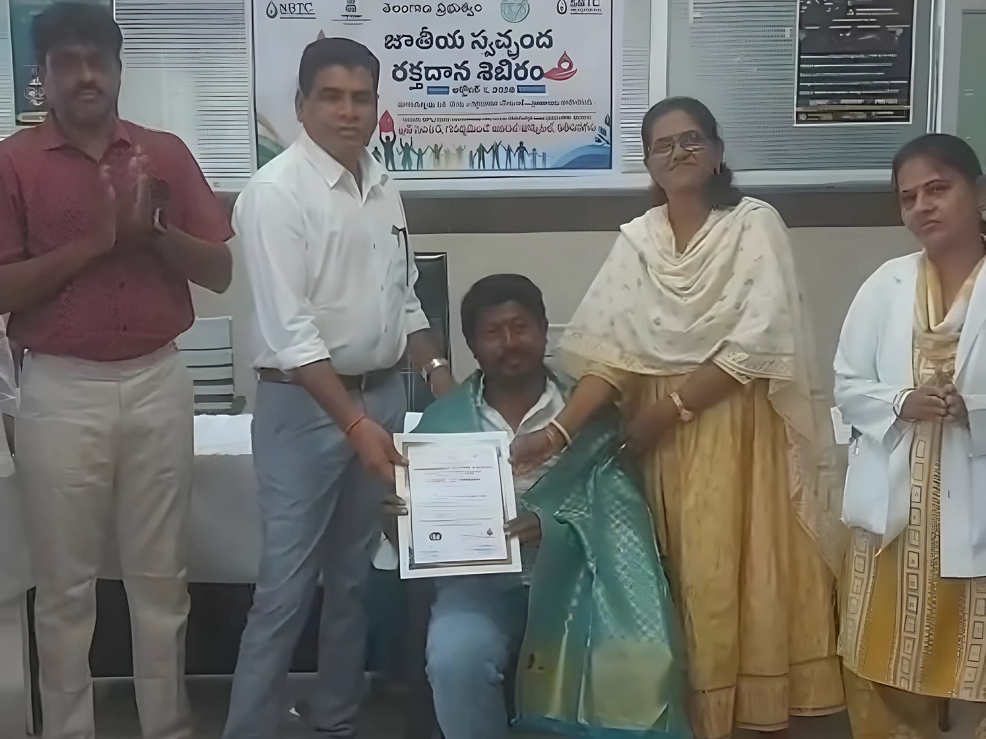 రక్తదాన సేవలకు నిర్వాకుడికి సన్మానం