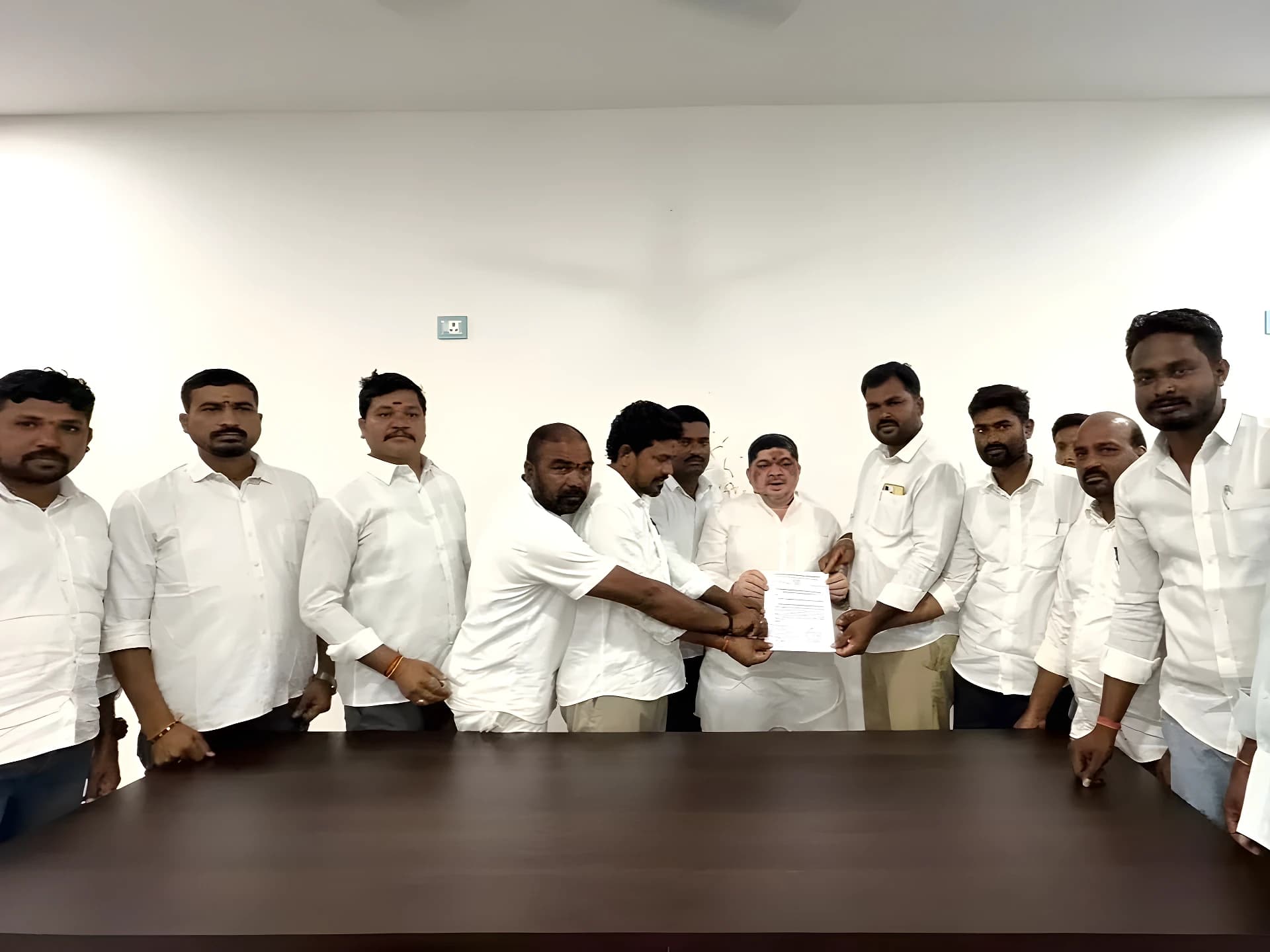 బంజారా భవన్ నిర్మించాలని మంత్రికి వినతి