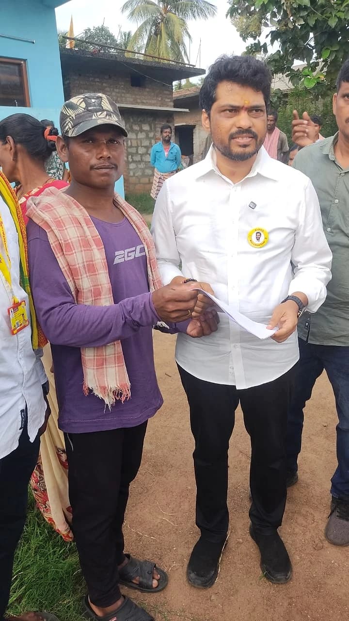 రహదారి సమస్య కోసం వినతి ఇచ్చిన గిరిజనులు