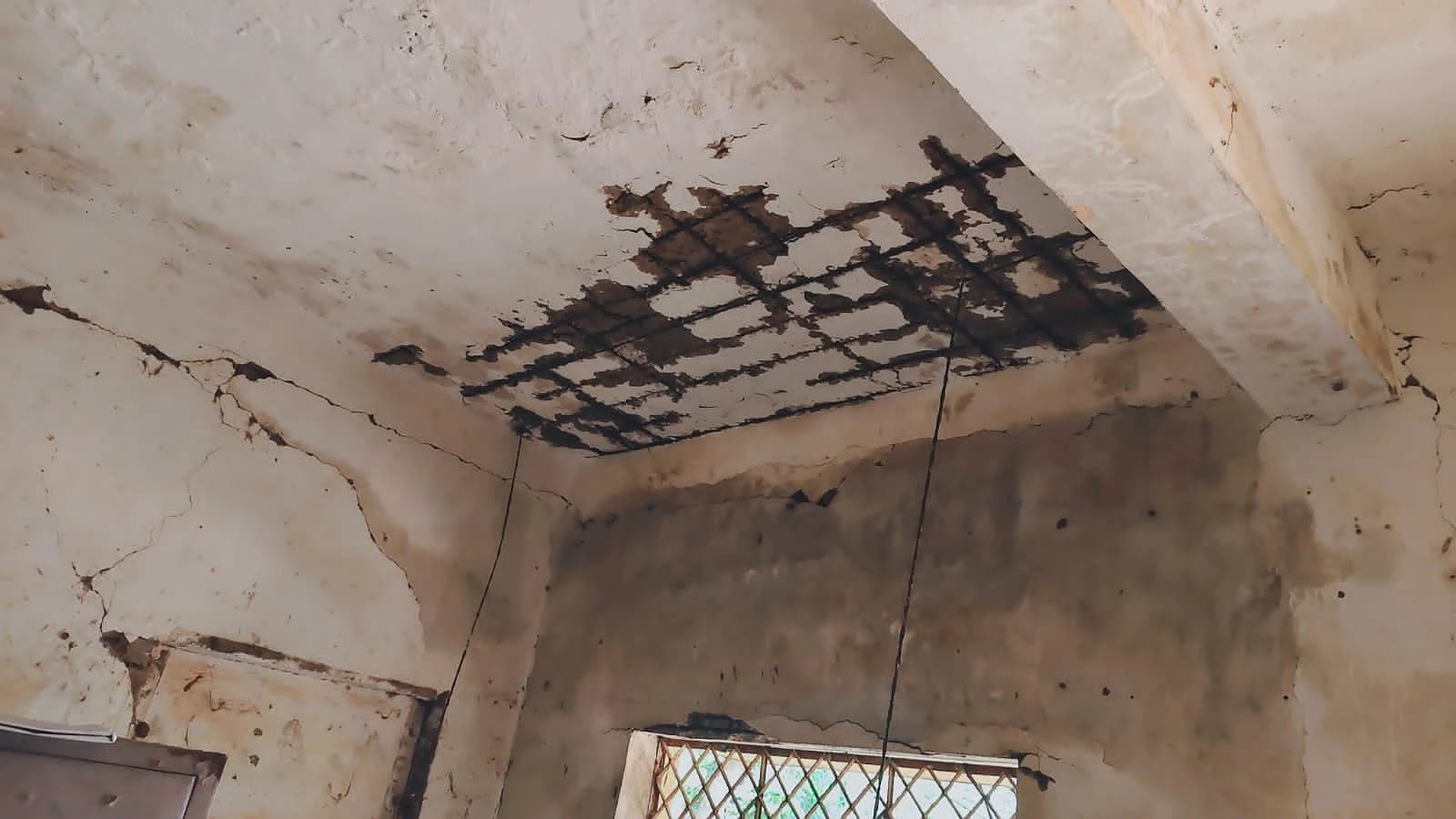 కూలే స్థితిలో పాఠశాల