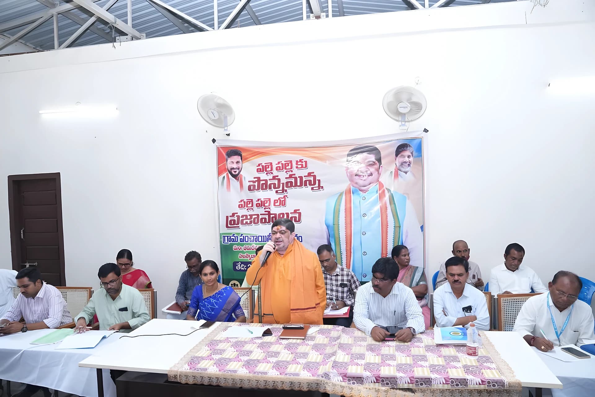 సమస్యల పరిష్కారానికి మంత్రి భరోసా