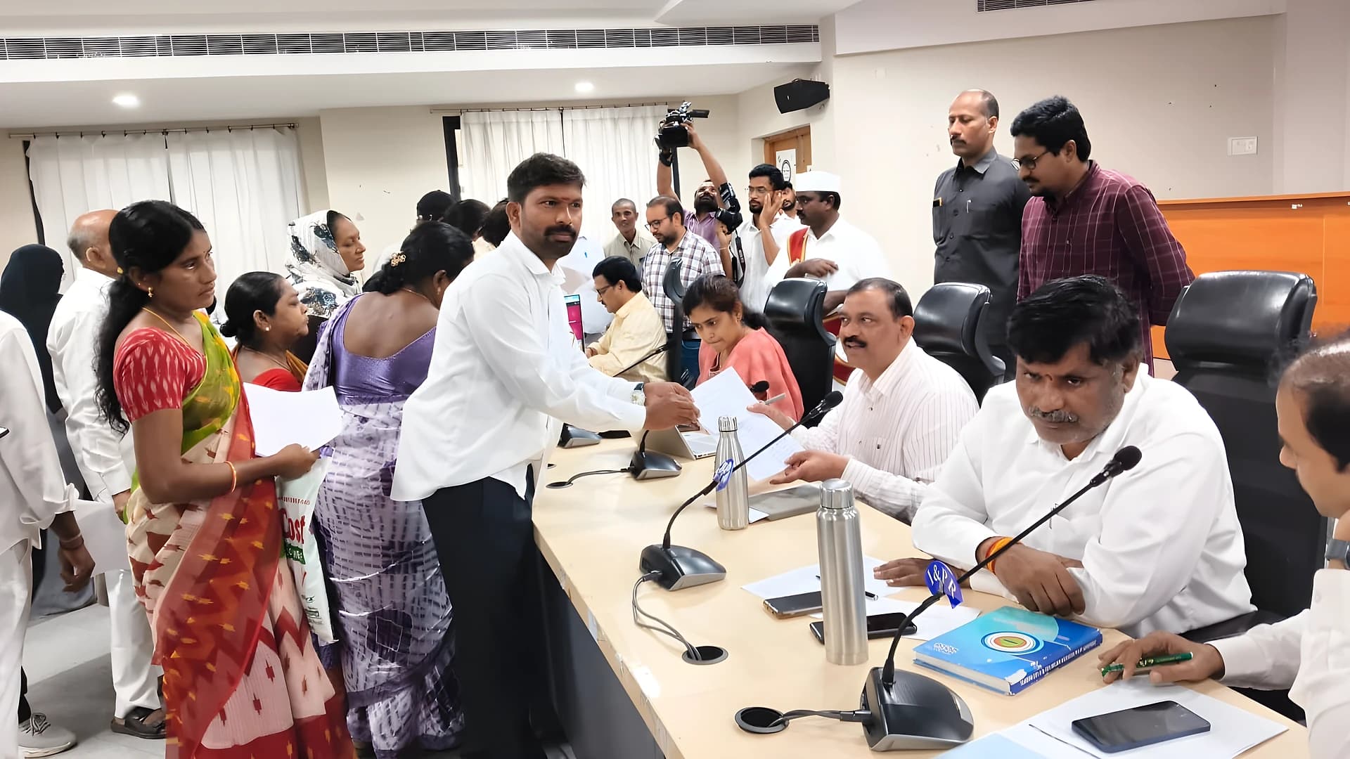 ప్రజావాణిలో ప్రజలున్నారు... అధికారులు?