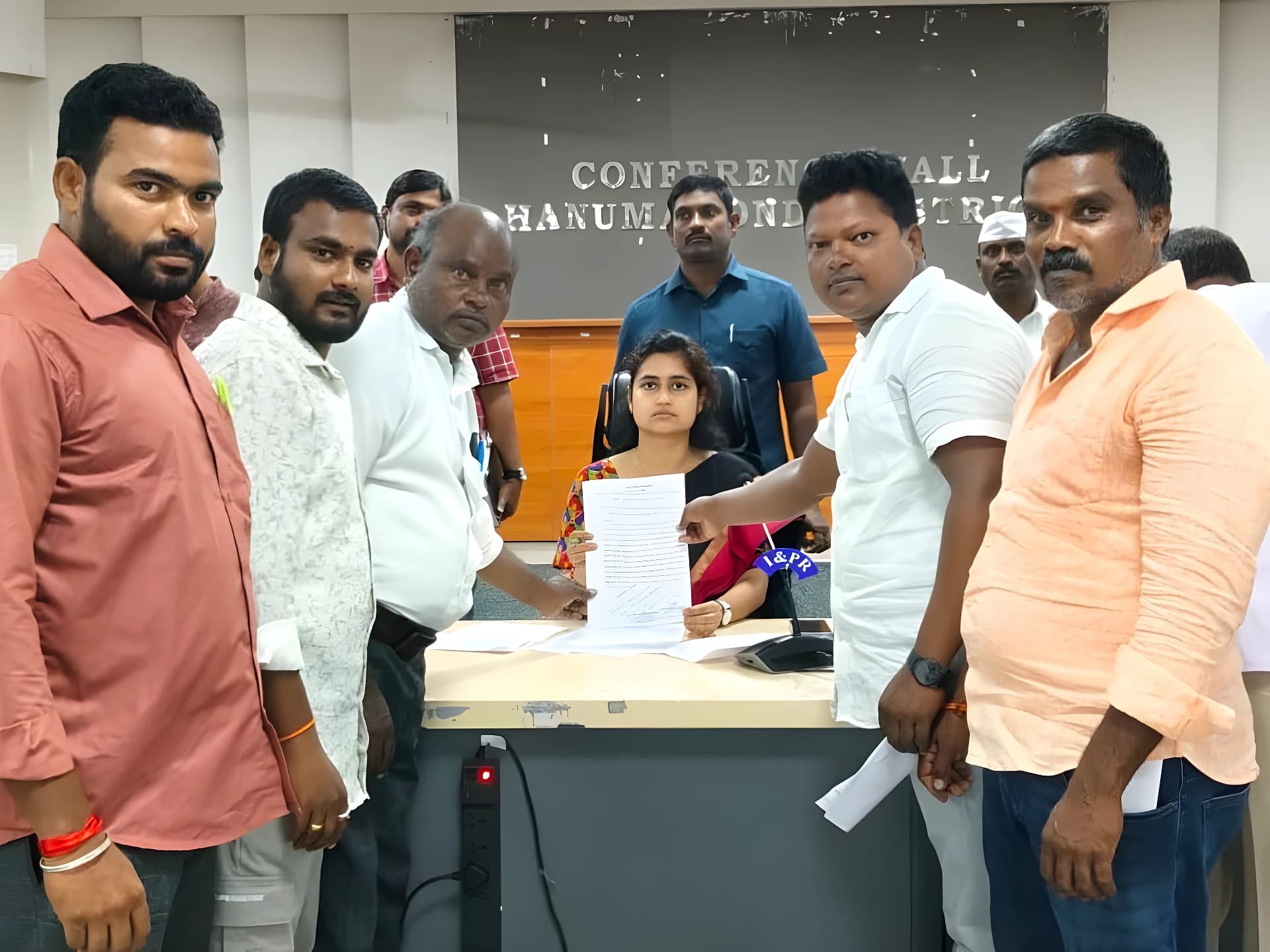 ఆరు గుంటల స్థల సమస్యపై కలెక్టర్కు వినతి