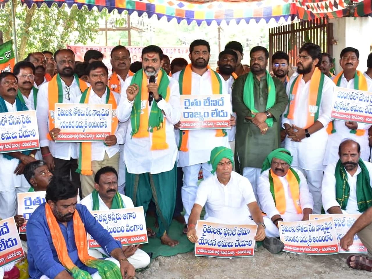 సబ్స్టేషన్ వద్ద BJP కిసాన్ మోర్చా ధర్నా