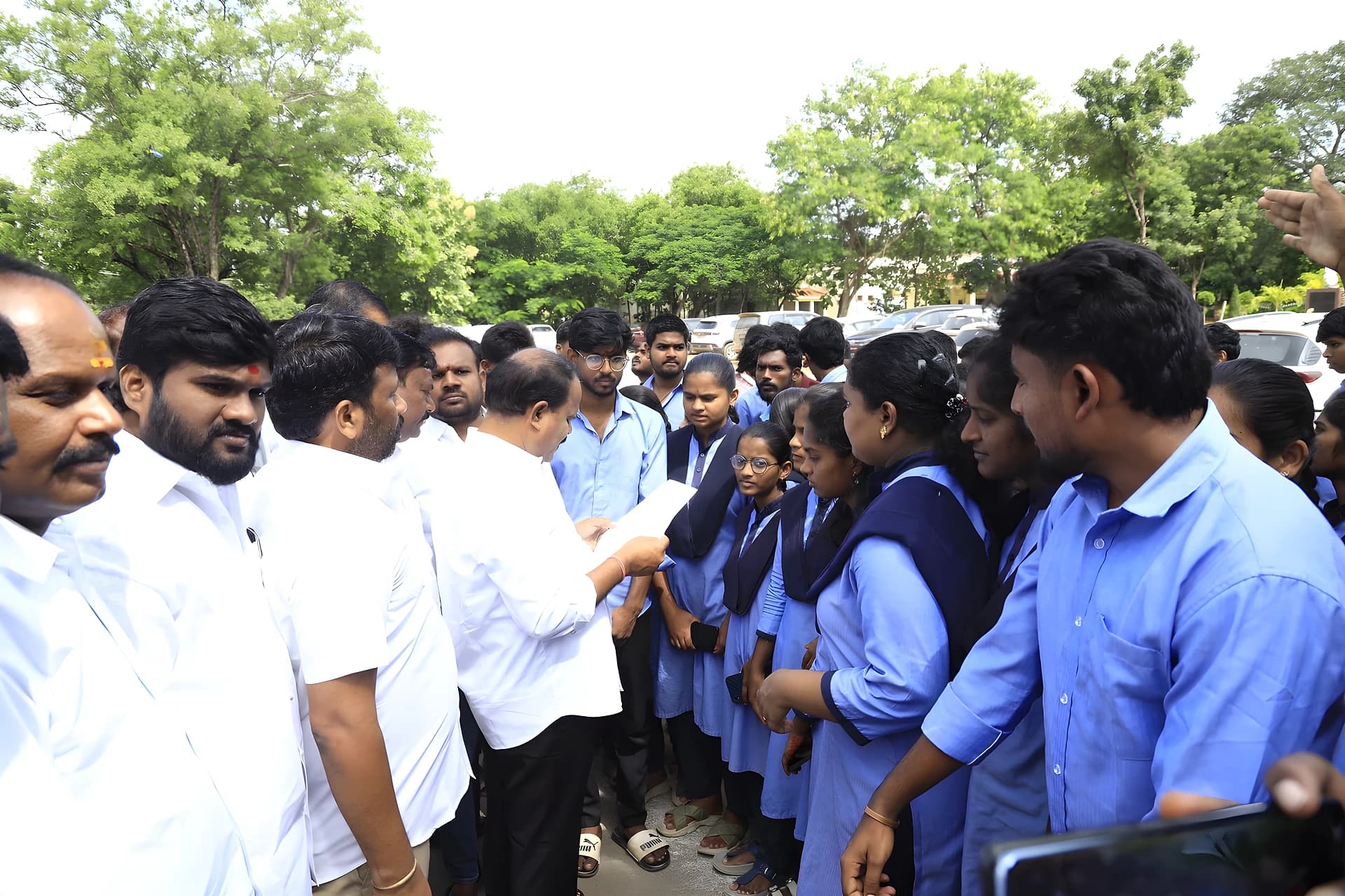 పాలిటెక్నిక్లను అనుసంధానం చేయొద్దని MLAకు వినతి