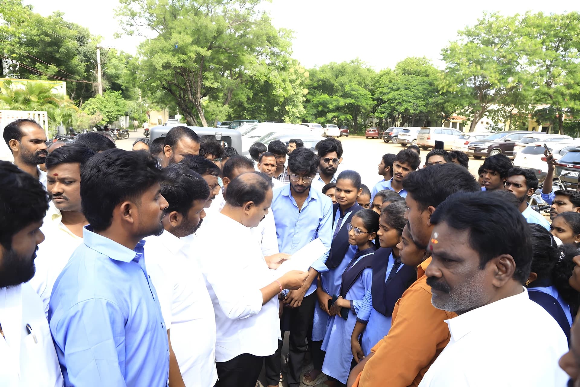 పాలిటెక్నిక్లను అనుసంధానం చేయొద్దని MLAకు వినతి