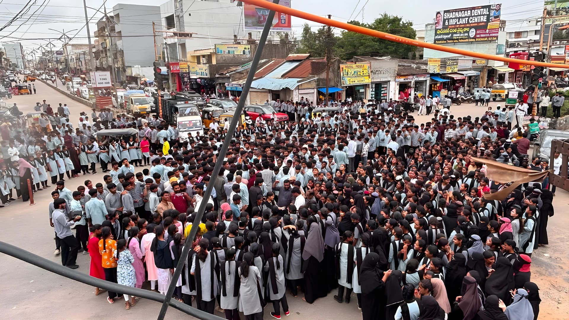 ఫీజు బకాయిల కోసం బీజేపీ పోరుబాట