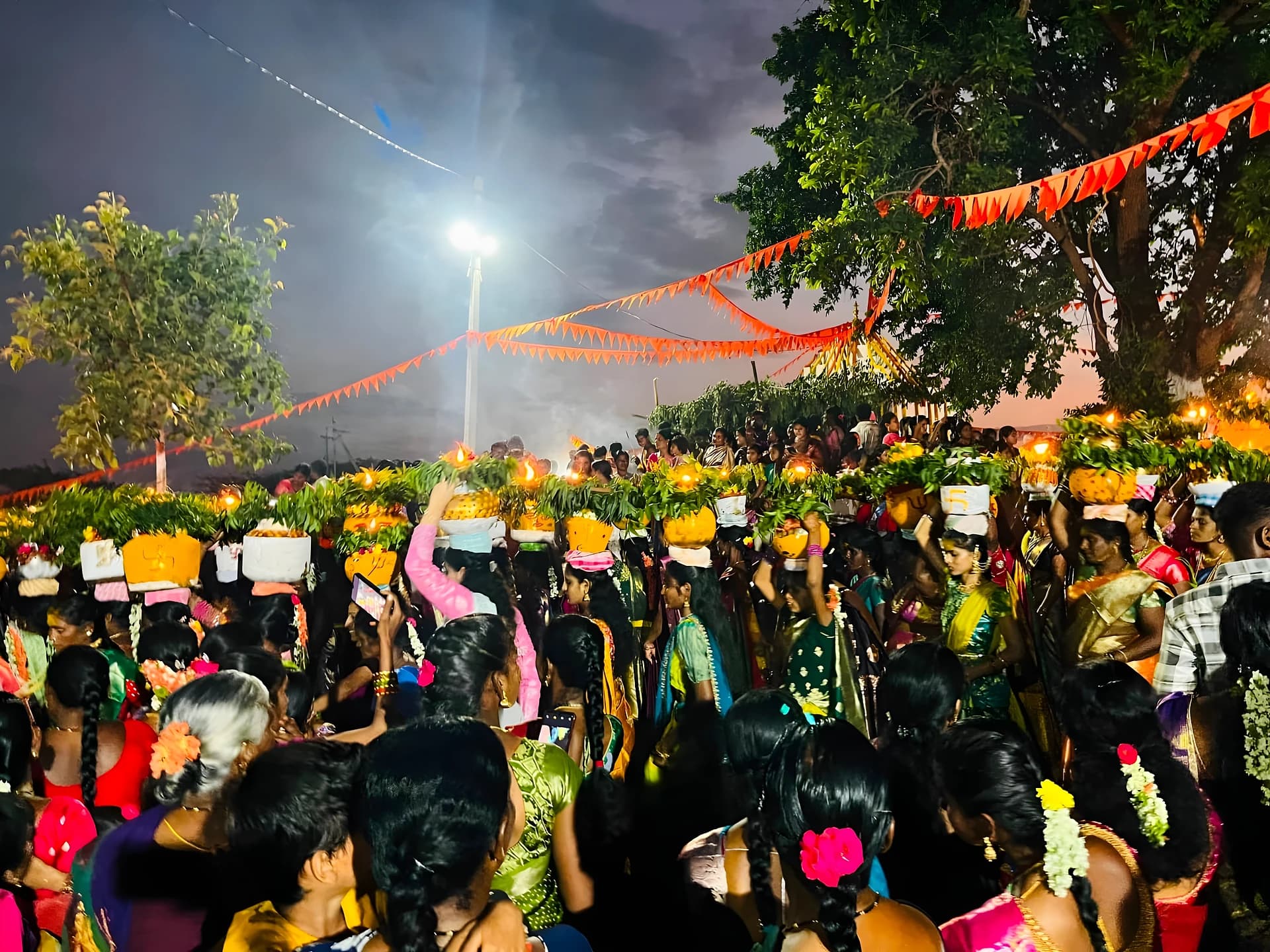 పోచమ్మ తల్లికి బోనాలు.. భక్తులతో కిక్కిరిసిన కొందుర్గు