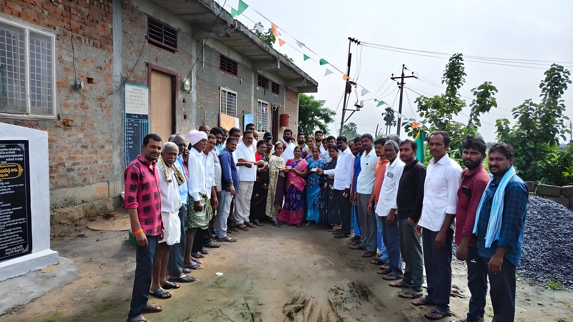 చెన్నారావుపేటలో స్మార్ట్ రేషన్ కార్డుల పంపిణీ
