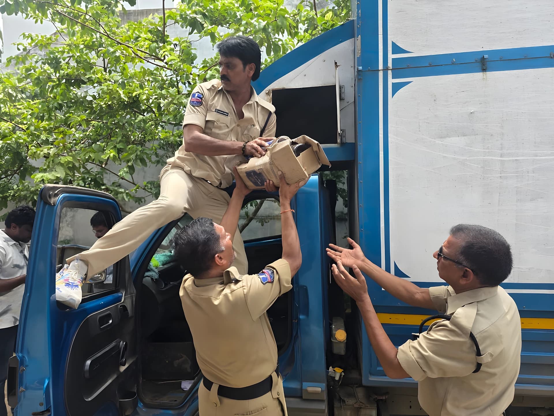 వ్యాన్లో ప్రత్యేక అరలు.. అక్రమ మద్యం రవాణా గుట్టురట్టు