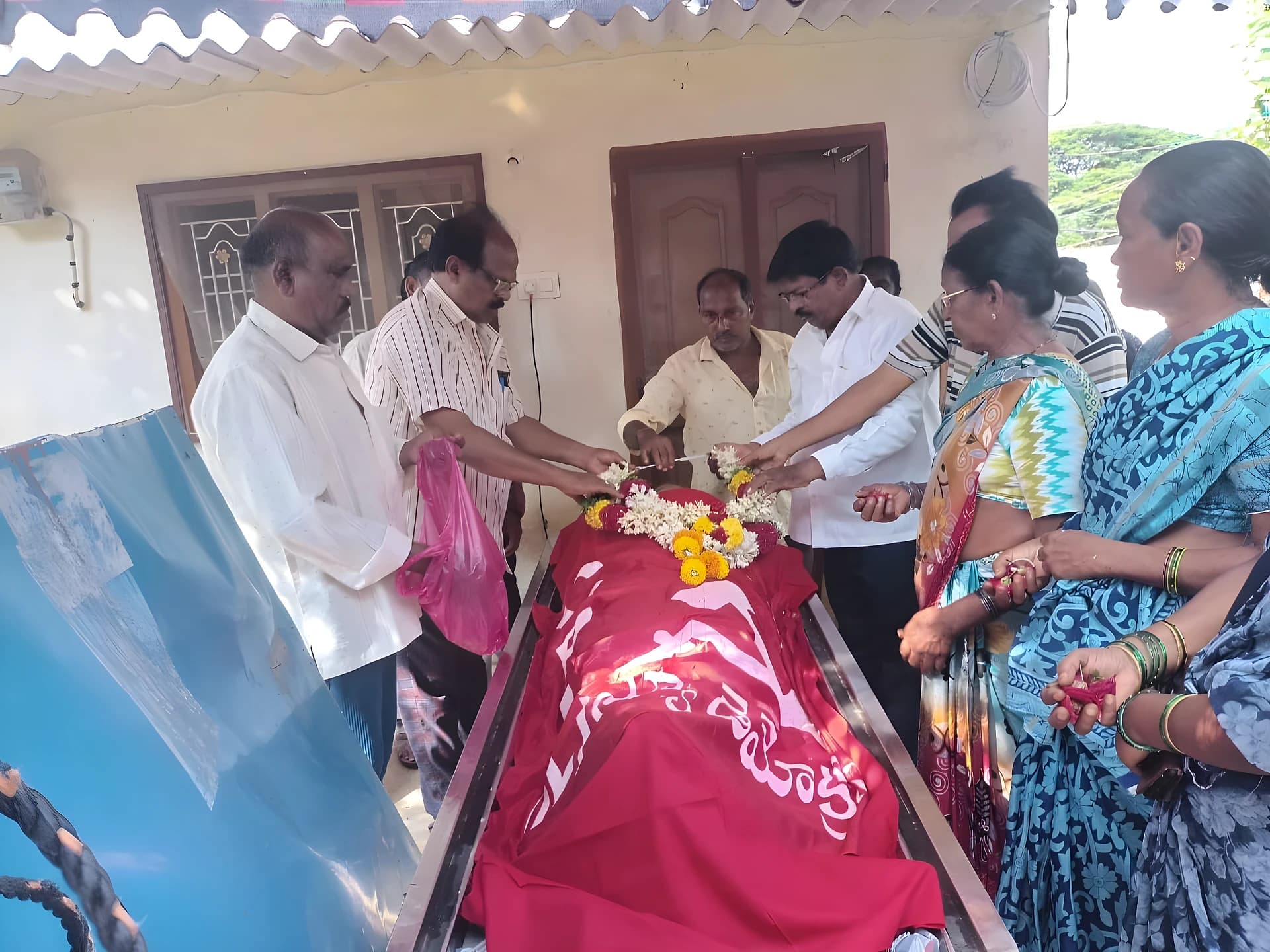 పశువుల లింగయ్యకు నివాళులు అర్పించిన నాయకులు