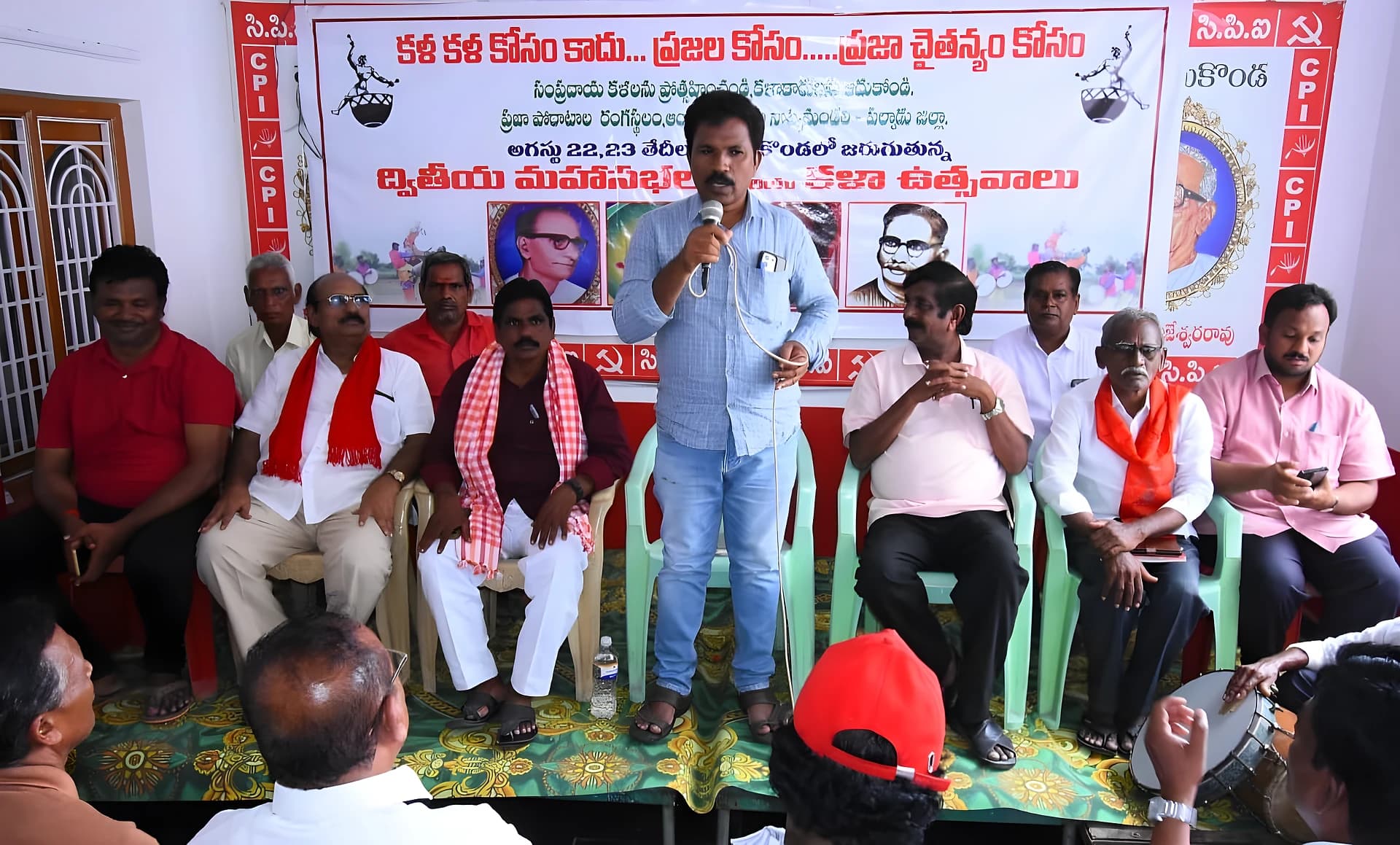 కళాకారులను పట్టించుకోకపోతే పోరాటమే