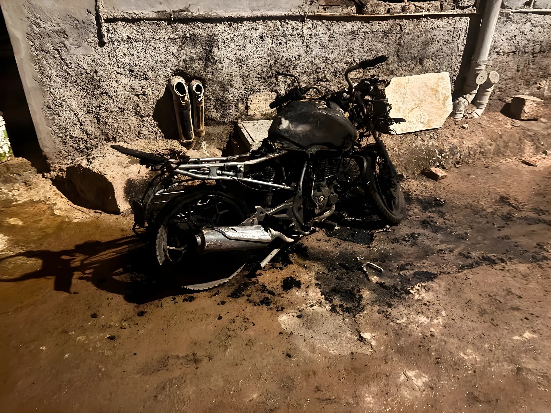 పార్కింగ్ గొడవ.. బైక్పై పెట్రోల్ పోసి నిప్పు