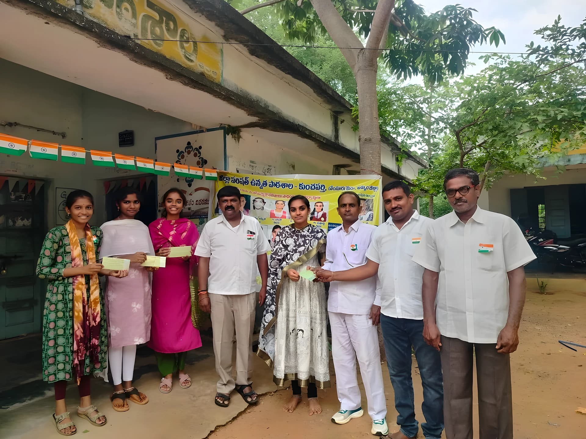 విద్యార్థులకు నగదు ప్రోత్సాహకం
