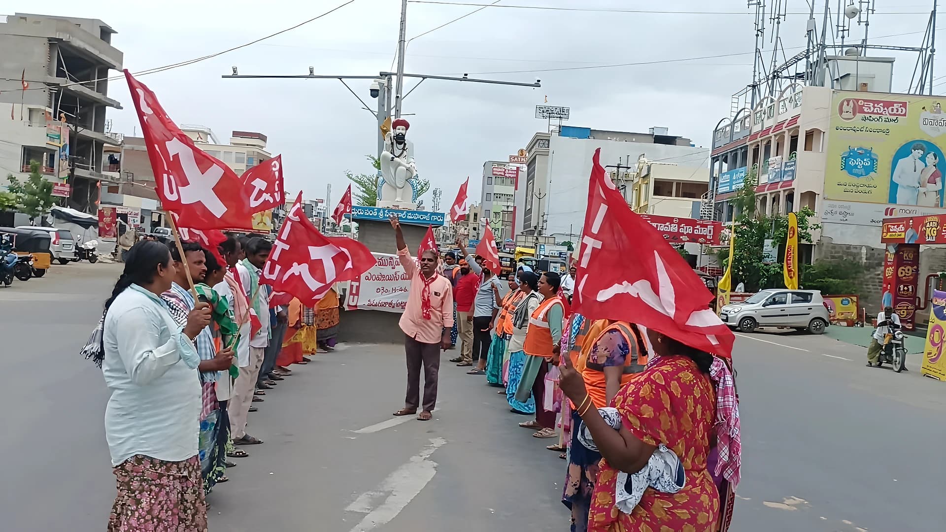 పిడుగురాళ్లలో మున్సిపల్ కార్మికుల మానవహారం