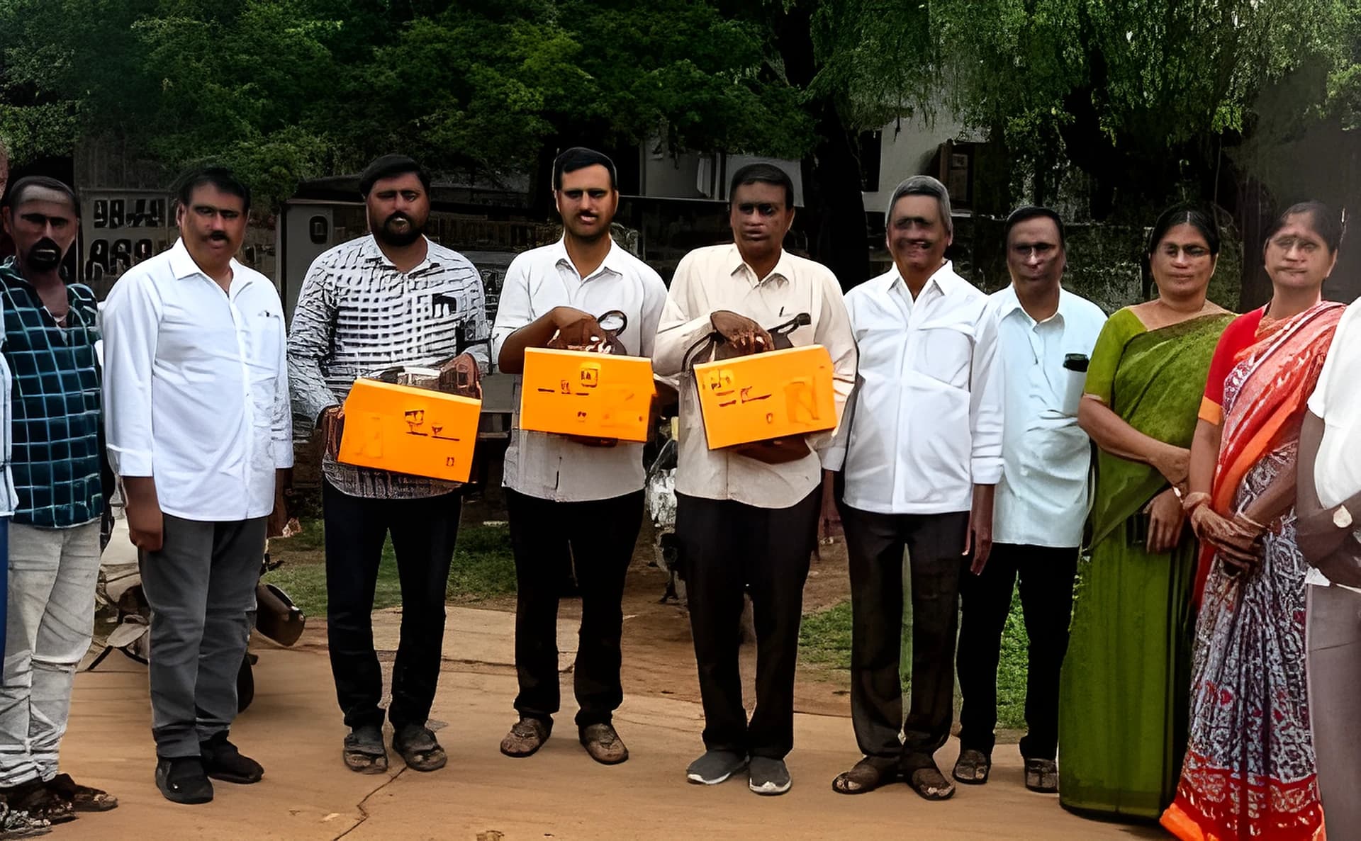 శ్రామికులకు వెల్డింగ్ మిషన్ల పంపిణీ