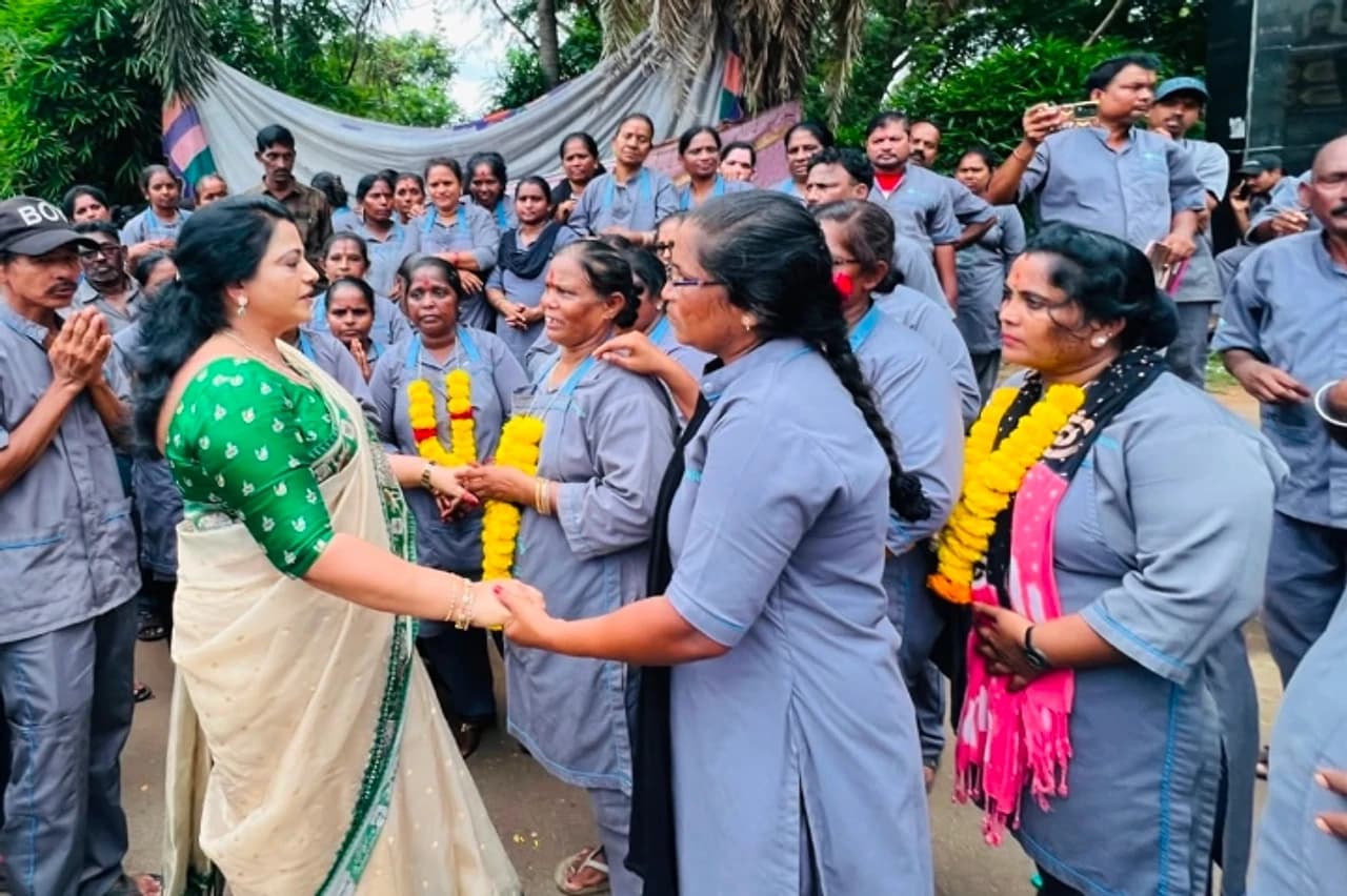 హౌస్కీపింగ్ సిబ్బందిని తిరిగి విధుల్లోకి తీసుకోవాలి