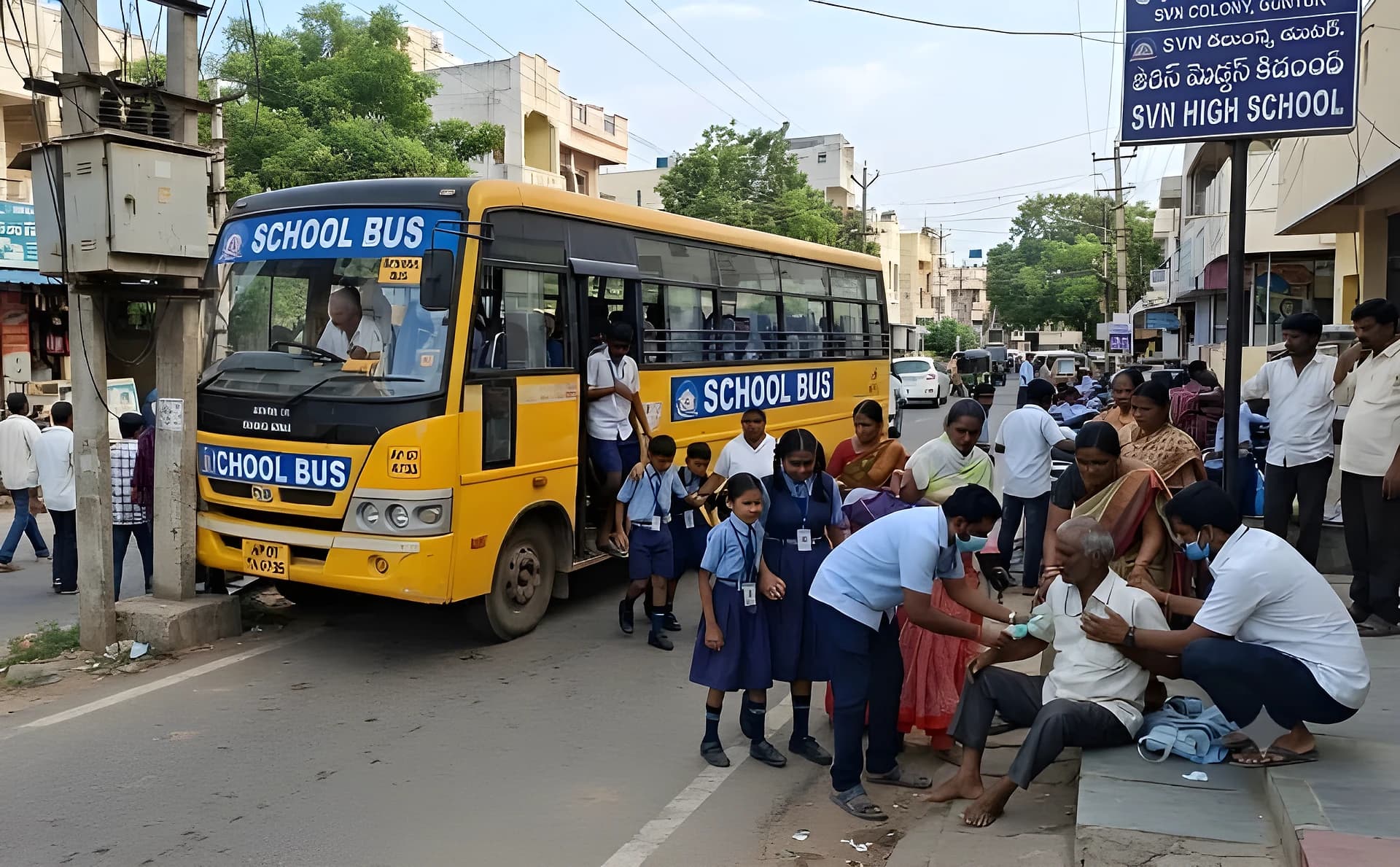 డ్రైవర్కు గుండెపోటు.. ట్రాన్స్ఫార్మర్ను ఢీకొట్టిన బస్సు