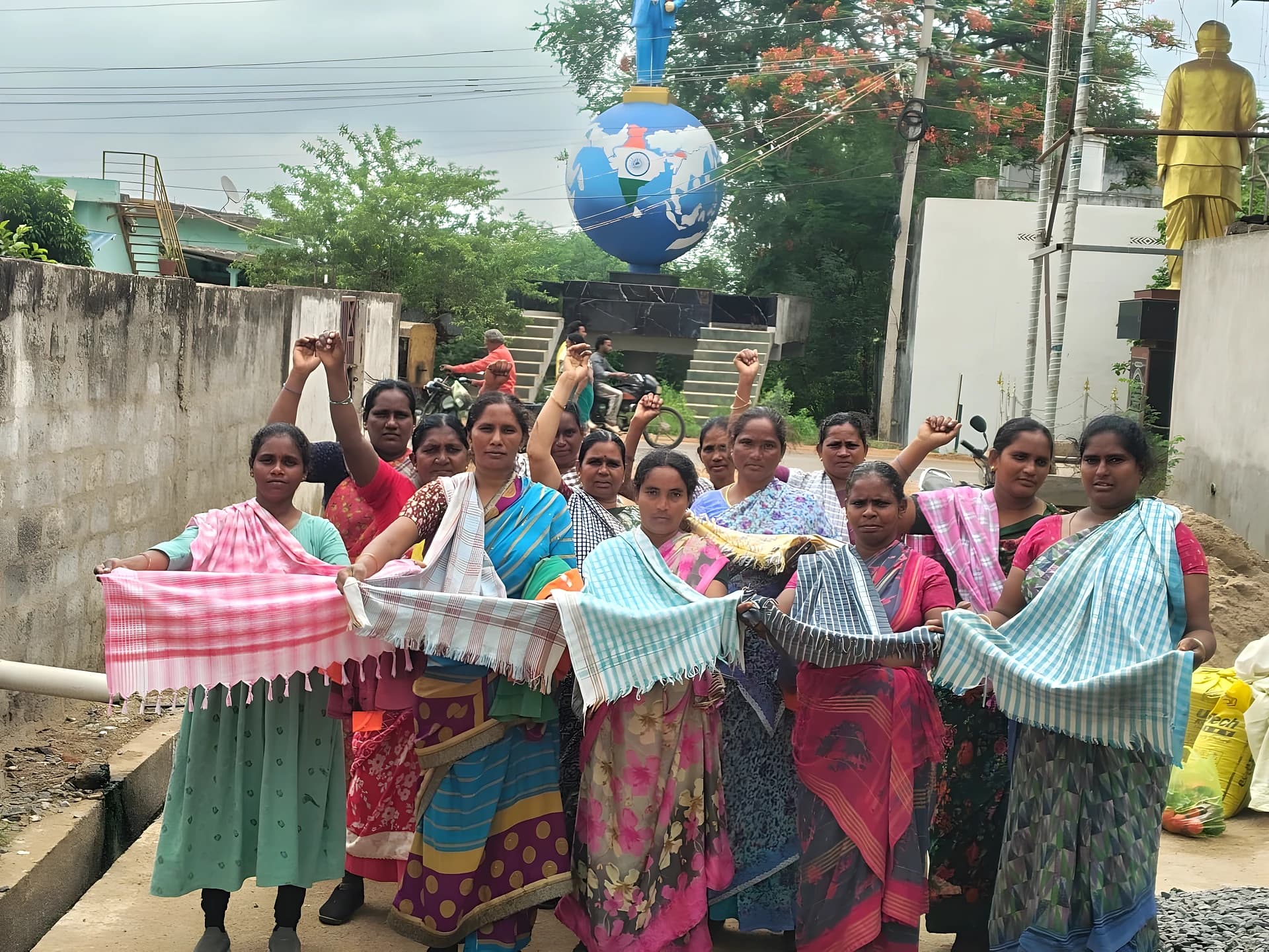 జీతాల్లేక పారిశుద్ధ్య కార్మికుల భిక్షాటన