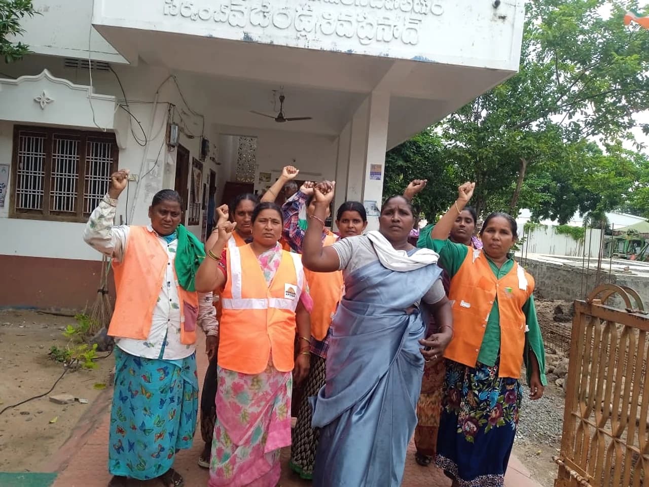 జీతాల్లేక పారిశుద్ధ్య కార్మికుల భిక్షాటన