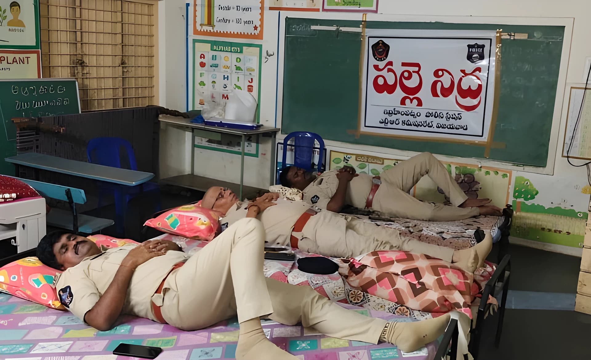 దాములూరులో పోలీసుల పల్లె నిద్ర.. ప్రజలకు కీలక అలర్ట్