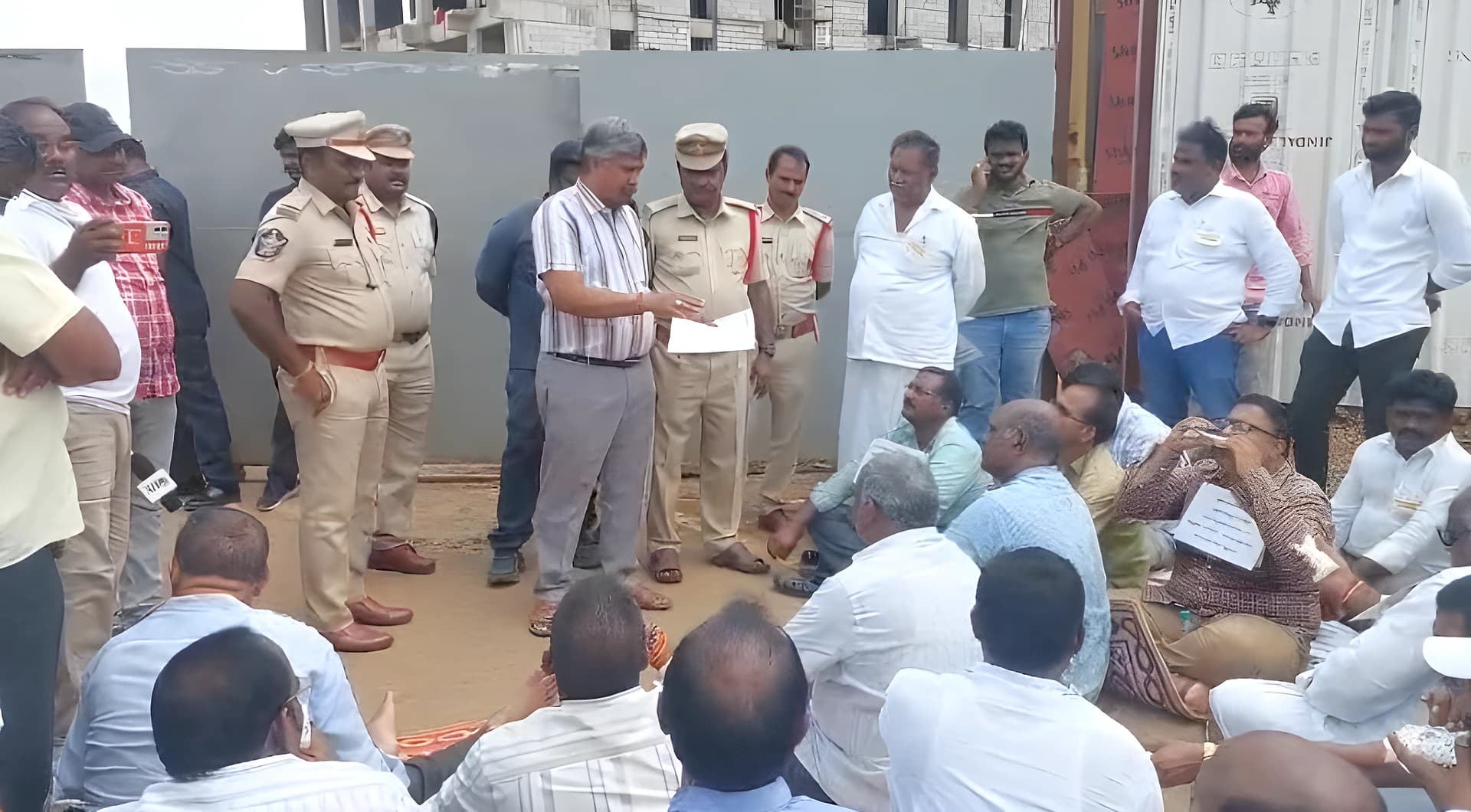 జల్ జీవన్ మిషన్ కాంట్రాక్టర్ల నిరసన
