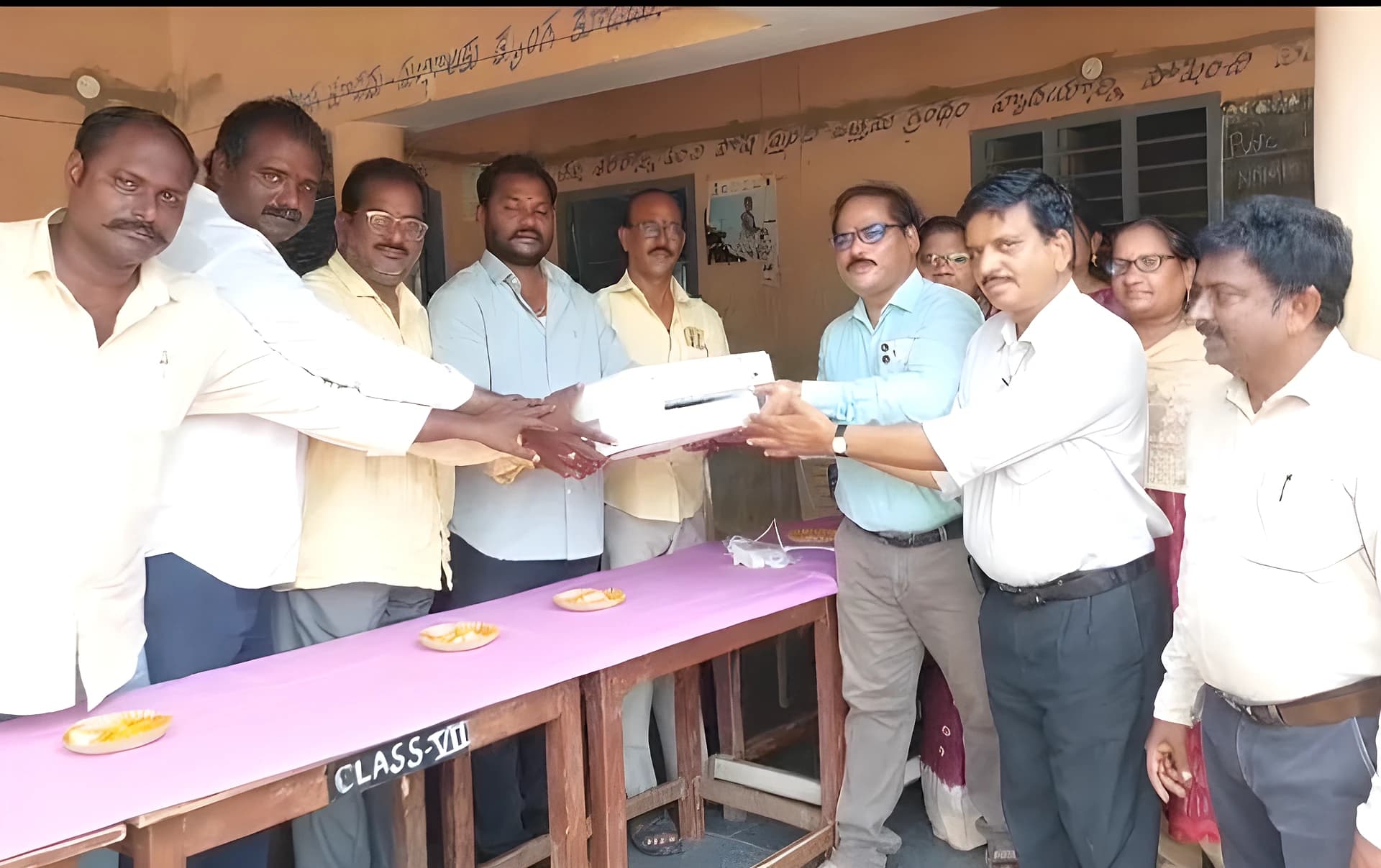 నవులూరు ప్రభుత్వ పాఠశాలకు దాతల చేయూత