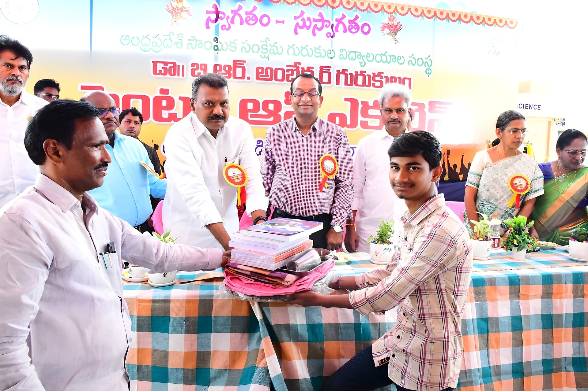 పేద విద్యార్థులకు అంబేద్కర్ గురుకులం అండ