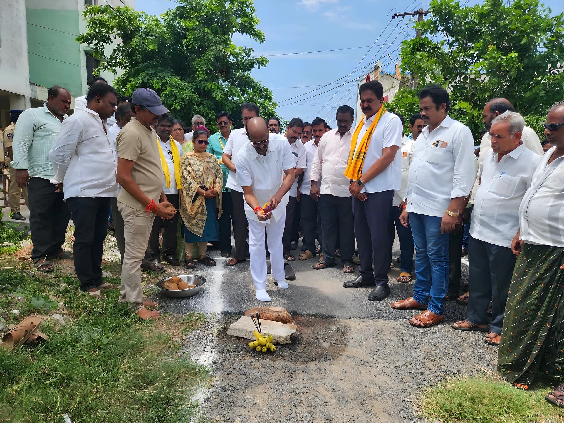 రోడ్లు, డ్రైనేజీలకు శంఖుస్థాపన