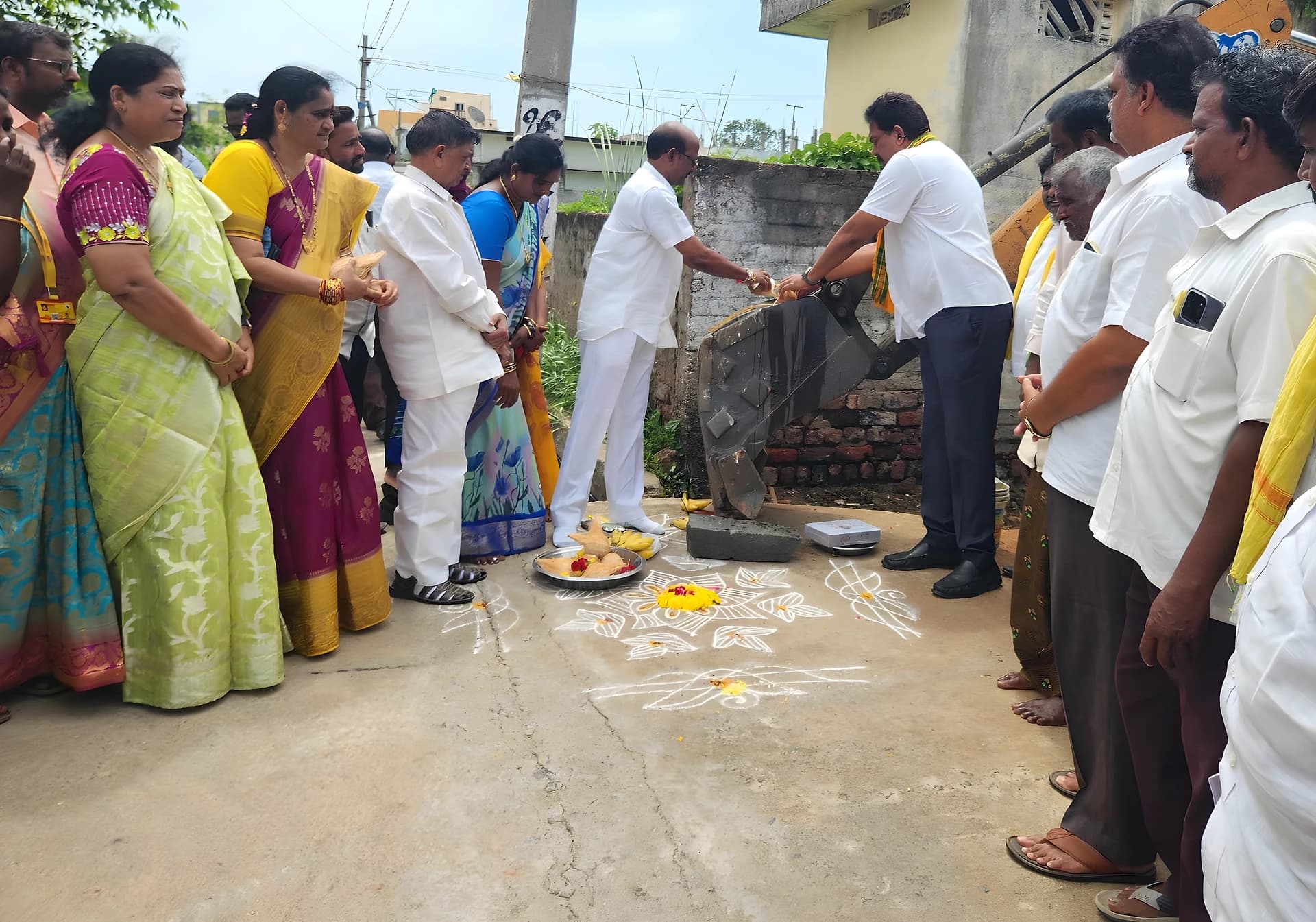 రోడ్లు, డ్రైనేజీలకు శంఖుస్థాపన